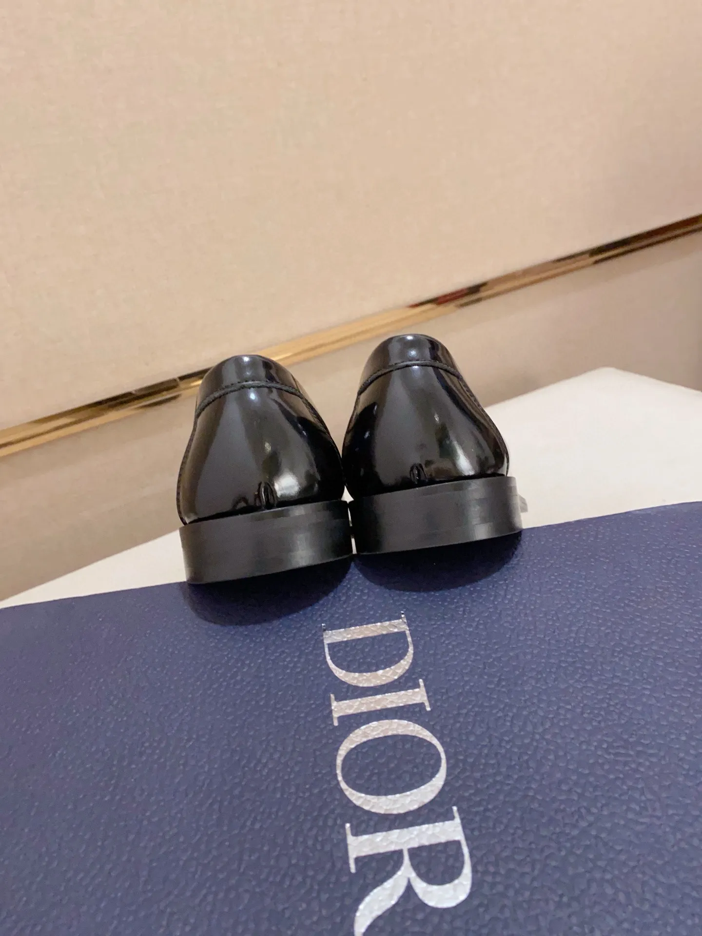 Men's shoes 💰: 560💰 High-end version of Dior Dior's new series. Famous actors and internet celebrities wear super popular designs. The sculptures of French artist Niki de Saint Phalle are designed as rings. Material: Imported original material ➕Painted cowhide Foot pads: cowhide Outsole: Rubber outsole Men's shoe size: 38~44 Can be customized to size 45